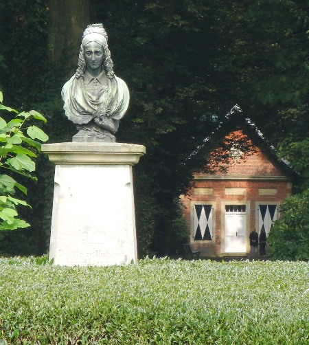 Dichterdenkmal für Annette von Droste-Hülshoff bei Burg Hülshoff